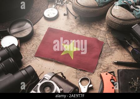 Vietnam Flagge zwischen Traveler Zubehör auf alten Vintage Karte. Reiseziel Konzept. Stockfoto