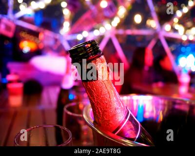 Champagner und Gläsern für Weihnachten und Silvester Stockfoto