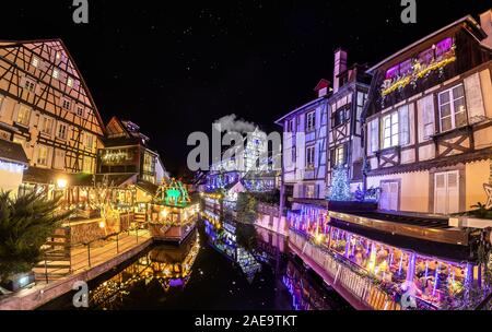 Panorama der Traditionellen elsässischen Fachwerkhäuser und Fluss Lauch in La Petite Venise oder kleine Venedig, Altstadt von Colmar, dekoriert und beleuchtet Stockfoto