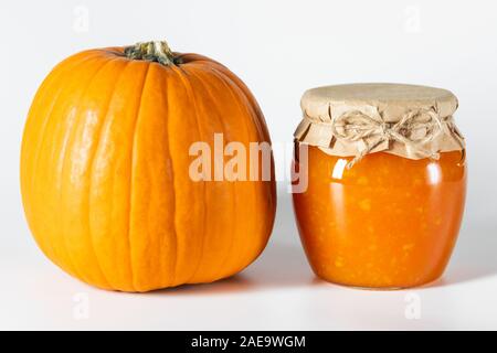 Leckere hausgemachte Kürbis Marmelade im Glas auf einem weißen Hintergrund. Von der Seite. Stockfoto