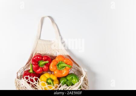 Null Abfall Konzept. Gemüse in umweltfreundlichen wiederverwendbaren string Beutel auf weißem Hintergrund. Kunststoff frei. Gesunde, Frische vegetarische Gerichte. Flach Stockfoto
