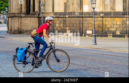 Kaukasischer Radsportler mit Schutzhelm Fahrrad mit Fahrradtaschen in der Altstadt Dresden Sachsen Deutschland. Stockfoto