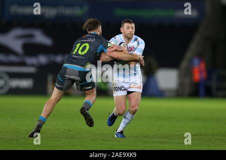 Swansea, Großbritannien. 07 Dez, 2019. Finn Russell, die Schottland internationale und Racing 92 Player (rechts) versucht, Vergangenheit Marty McKenzie der Fischadler zu gehen. Heineken Champions Cup match, pool 4, Fischadler v Racing 92 Rugby an der Liberty Stadium in Swansea, Südwales am Samstag, den 7. Dezember 2019. pic von Andrew Obstgarten, Credit: Andrew Orchard sport Fotografie/Alamy leben Nachrichten Stockfoto