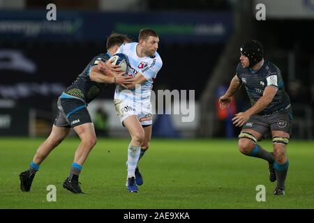 Swansea, Großbritannien. 07 Dez, 2019. Finn Russell, die Schottland internationale und Racing 92 Player (mt) versucht zu gehen hinter Marty McKenzie der Fischadler (l). Heineken Champions Cup match, pool 4, Fischadler v Racing 92 Rugby an der Liberty Stadium in Swansea, Südwales am Samstag, den 7. Dezember 2019. pic von Andrew Obstgarten, Credit: Andrew Orchard sport Fotografie/Alamy leben Nachrichten Stockfoto