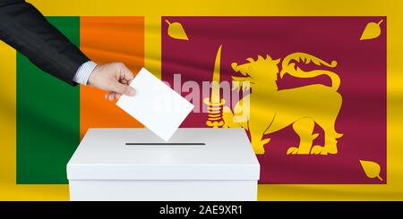 Wahl in Sri Lanka. Die Hand des Menschen, der seine Stimme in die Wahlurne setzt. Gewellte Sri Lanka Flagge auf Hintergrund. Stockfoto