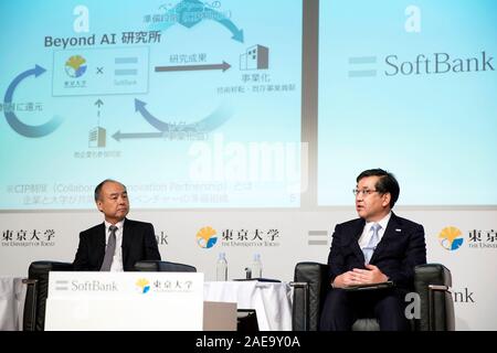 (L - R) SoftBank Group Gründer und CEO Masayoshi Son und der Universität Tokio Präsident Makoto Gonokami auf einer Pressekonferenz in Tokio, Japan, am 6. Dezember, 2019. SoftBank und der Universität Tokio eine Vereinbarung bekannt gegeben, die über AI-Institut, eine neue Forschungseinrichtung, die besten Köpfe der Welt und Programme starten versammeln werden, Unternehmen mit Forschungsergebnisse zu entwickeln, zu etablieren. Quelle: LBA/Alamy leben Nachrichten Stockfoto