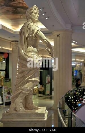 Statue eines römischen Kaisers auf der Italien Thema fllor an Klemme 21 Shopping Mall, Pattaya, Thailand, Südostasien Stockfoto