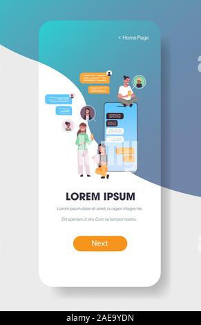 Mix rennen Leute plaudern App auf digitalen Geräten social network Chat bubble Kommunikation Konzept der Bildschirm des Smartphones online mobile Anwendung in voller Länge vertikale Vektor illustration Stock Vektor