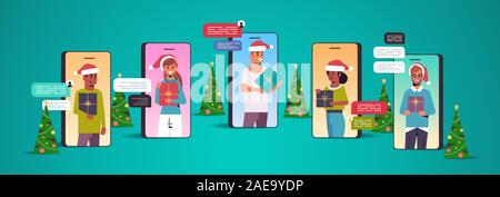 Menschen in santa Hüte mit Chat app Social Network chat bubble Kommunikationskonzept mix Rennen Männer Frauen in Smartphone Bildschirme holding Geschenkboxen online Mobile Application portrait Vector Illustration Stock Vektor