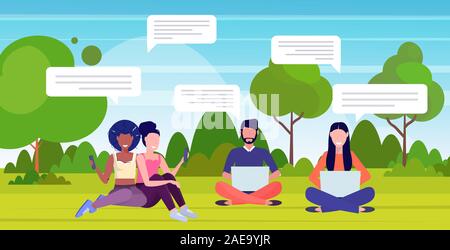 Menschen mit chatten Apps auf digitalen Geräten social network speech Sprechblase Kommunikationskonzept mix Rennen Männer Frauen sitzen auf grünen Gras im Park horizontale voller Länge Vektor illustration Stock Vektor