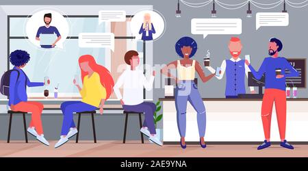 Menschen mit chatten Apps auf digitalen Geräten Kaffee trinken soziales Netzwerk rede Sprechblase Kommunikationskonzept mix Rennen Männer Frauen entspannende modernes Cafe innere horizontale voller Länge Vektor illustration Stock Vektor