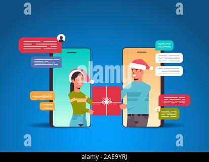 Ehepaar in Santa Hüte mit Chat app social network Blase Kommunikationskonzept Mann Frau im Smartphone Bildschirme holding Geschenkbox online Mobile Application portrait Vektor-illustration chat Stock Vektor