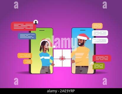 Ehepaar in Santa Hüte mit Chat app social network Blase Kommunikationskonzept afrikanische amerikanische Mann Frau im Smartphone Bildschirme holding Geschenkbox online Mobile Application portrait Vektor-illustration chat Stock Vektor