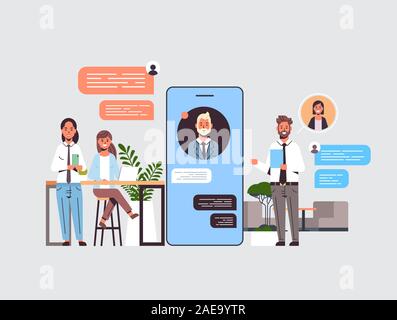 Mit chat App auf digitalen Geräten social network Chat bubble Kommunikation Konzept der Bildschirm des Smartphones online mobile Anwendung in voller Länge horizontale Vektor illustration Geschäftsleute Stock Vektor