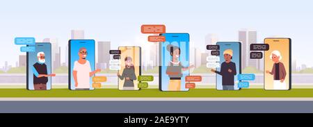Menschen, die im Chat app Social Network chat bubble Kommunikationskonzept mix Rennen Männer Frauen Messaging im Smartphone Bilder online mobile Anwendung Stadtbild Hintergrund portrait horizontale Vektor illustration Stock Vektor