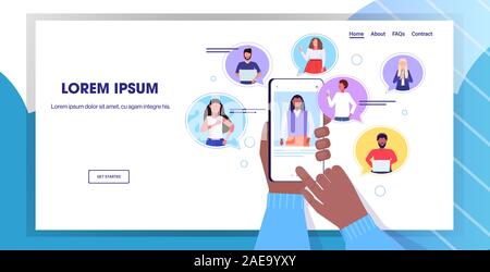 Die menschliche Hand mit Chat app Social Network chat bubble Kommunikationskonzept mix Rennen messaging Bildschirm des Smartphones online mobile Anwendung horizontale Vektor illustration Stock Vektor