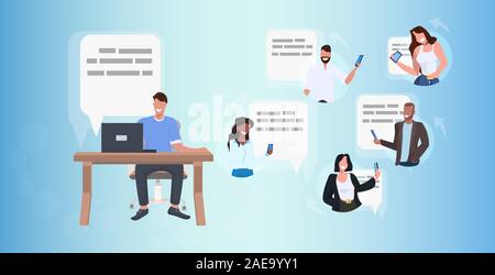 Mit laptop Chatten mit mix Rennen Freunde soziale Netzwerk rede Sprechblase Kommunikationskonzept Mann am Arbeitsplatz in voller Länge horizontale Vektor Illustration sitzen Geschäftsmann Stock Vektor