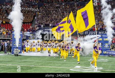 Atlanta, GA, USA. 07 Dez, 2019. LSU nimmt das Feld vor SEC Championship Aktion zwischen der Georgia Bulldogs und die LSU Tiger bei der Mercedes Benz Stadion in Atlanta, GA. Jonathan Mailhes/CSM/Alamy leben Nachrichten Stockfoto