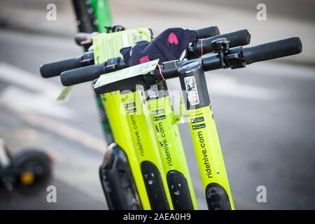 Wien, ÖSTERREICH - NOVEMBER 6, 2019: Hive Logo auf einer Reihe ihrer Elektroroller in Wien. Bienenstock, oder Fahrt Hive ist ein Transport Unternehmen spezialisieren Stockfoto