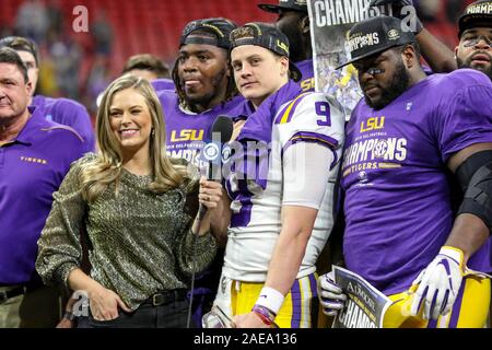 Atlanta, GA, USA. 07 Dez, 2019. LSU Quarterback Joe Fuchsbau (9) Besitzen für die Bilder nach dem Gewinn der SEC Championship MVP Award bei der Mercedes Benz Stadion in Atlanta, GA. Jonathan Mailhes/CSM/Alamy leben Nachrichten Stockfoto