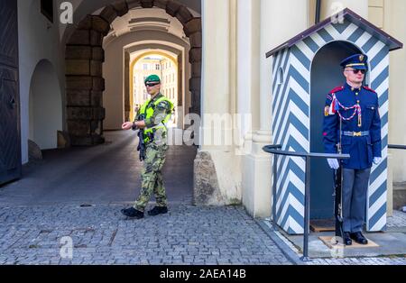 Prager Burgwächter und Infanterist vor dem Wachposten am Eingang der kaiserlichen Stallungen zum Prager Schlosskomplex Prag Tschechische Republik. Stockfoto