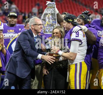 Atlanta, GA, USA. 07 Dez, 2019. SEC-Kommissar Greg Sankey präsentiert LSU Quarterback Joe Fuchsbau (9) Die MVP-Auszeichnung nach dem SEC Championship zwischen der Georgia Bulldogs und die LSU Tiger bei der Mercedes Benz Stadion in Atlanta, GA. Jonathan Mailhes/CSM/Alamy leben Nachrichten Stockfoto