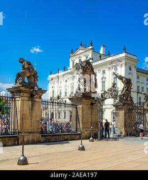 Touristen außerhalb der Wrestling Titans oder Giants' Gate Eingang zum ersten Hof des Prager Schlosskomplexes Prag Tschechische Republik. Stockfoto