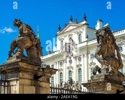 Erzbischöflicher Palast und das Wrestling Titans oder Giants' Gate Eingang zum ersten Hof des Prager Schlosskomplexes Prag Tschechische Republik. Stockfoto