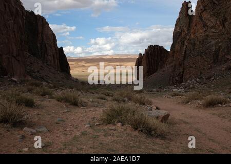 Rock arch in der Mongolei in bewölkten Tag Stockfoto