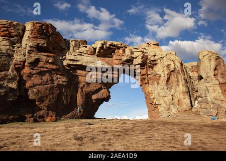 Rock arch in der Mongolei in bewölkten Tag Stockfoto