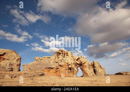 Rock arch in der Mongolei in bewölkten Tag Stockfoto