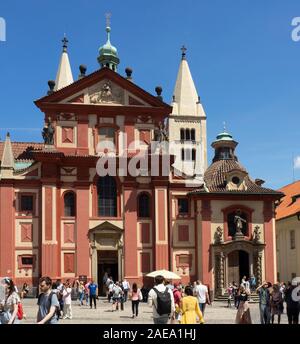 St. George's Basilica und Touristen in St. George's Square Prager Burg Komplex Prag Tschechische Republik. Stockfoto