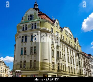 Bunte Fassaden von traditionellen Gebäuden auf Valentinská und Kaprova Straßen Altstadt Prag Tschechische Republik. Stockfoto