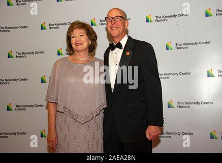 Washington DC, USA. 07 Dez, 2019. United States Vertreter Greg Walden (Republikaner für Oregon) und seine Frau, Mylene, kommen für die formale Artist Abendessen zu Ehren des Empfänger der 42. jährlichen Kennedy Center Honors am United States State Department in Washington, DC am Samstag, 7. Dezember 2019. Die Preisträger 2019 sind: Erde, Wind & Feuer, Sally Field, Linda Ronstadt, Sesamstraße, und Michael Tilson Thomas. Credit: MediaPunch Inc/Alamy leben Nachrichten Stockfoto