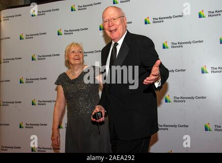 Washington DC, USA. 07 Dez, 2019. United States Senator Patrick Leahy (Demokrat von Vermont) und seine Frau, Marcelle, kommen für die formale Artist Abendessen zu Ehren des Empfänger der 42. jährlichen Kennedy Center Honors am United States State Department in Washington, DC am Samstag, 7. Dezember 2019. Die Preisträger 2019 sind: Erde, Wind & Feuer, Sally Field, Linda Ronstadt, Sesamstraße, und Michael Tilson Thomas. Credit: MediaPunch Inc/Alamy leben Nachrichten Stockfoto