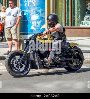 Rocker Society MC Nordland Mitglied auf einer Harley Davidson VRSC Nacht Rod spezielle Motorrad in Prag Tschechische Republik. Stockfoto