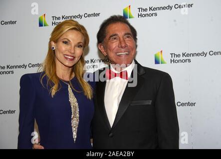 Washington DC, USA. 7 Dez, 2019. Steve Wynn und seine Frau Andrea, kommen für die formale Artist Abendessen zu Ehren des Empfänger der 42. jährlichen Kennedy Center Honors am United States State Department in Washington, DC am Samstag, 7. Dezember 2019. Die Preisträger 2019 sind: Erde, Wind & Feuer, Sally Field, Linda Ronstadt, Sesamstraße, und Michael Tilson Thomas Credit: Ron Sachs/CNP/ZUMA Draht/Alamy leben Nachrichten Stockfoto