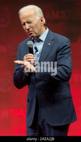 Cedar Rapids, Iowa, USA. 7 Dez, 2019. Der frühere US-Vizepräsident Joe Biden beteiligt sich an der internationalen Bruderschaft der Teamsters Präsidentenforum auf die Arbeitnehmer Ausgaben am Veterans Memorial Coliseum statt. Credit: Brian Cahn/ZUMA Draht/Alamy leben Nachrichten Stockfoto