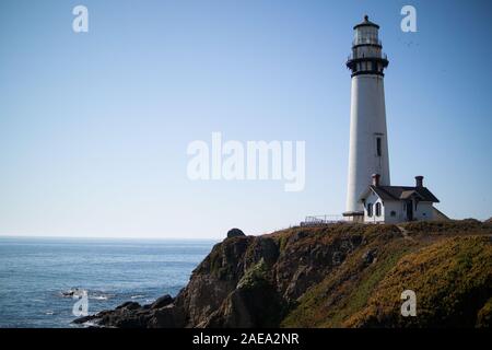 Pigeon Point Lighthouse und Lighthouse Keepers Cottage auf einer Klippe mit Blick auf den Pazifischen Ozean in Nordkalifornien. Stockfoto