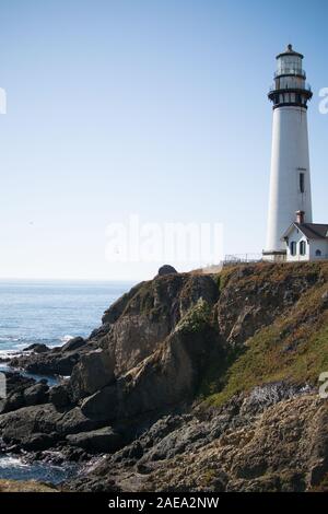 Pigeon Point Lighthouse und Lighthouse Keepers Cottage auf einer Klippe mit Blick auf den Pazifischen Ozean in Nordkalifornien. Stockfoto