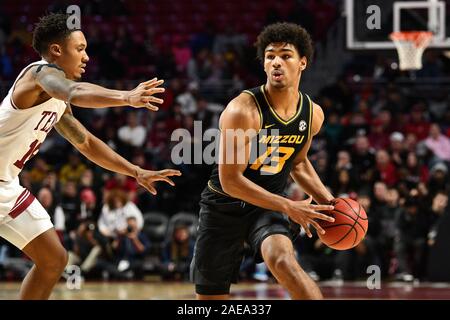 Philadelphia, Pennsylvania, USA. 7 Dez, 2019. Missouri Tiger guard MARK SMITH (13) aussieht, als Tempel Eulen guard NATE PIERRE-LOUIS (15) verteidigt während der Basketball Spiel am Liacouras Center in Philadelphia gespielt. Missouri beat Tempel 64-54. Credit: Ken Inness/ZUMA Draht/Alamy leben Nachrichten Stockfoto