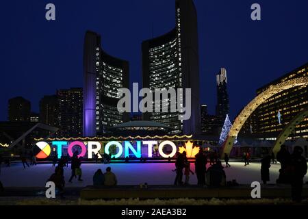 TORONTO - Dezember 2019: Civic Square und Eislaufbahn vor Toronto City Hall ist hell erleuchtet mit Weihnachtsschmuck jedes Jahr. Stockfoto