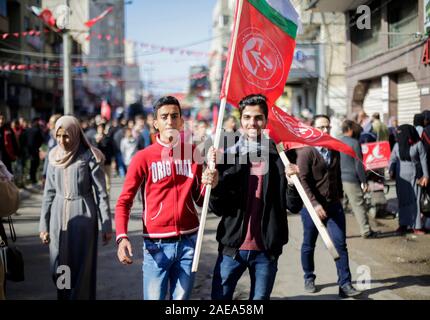 Gaza, Palästina. 07 Dez, 2019. Palästinensische Anhänger mit Flaggen während der Rallye. der Volksfront für die Befreiung Palästinas (PFLP) hält eine Kundgebung der 52. Jahrestag der Gründung der Gruppe in Gaza Stadt zu markieren. Credit: SOPA Images Limited/Alamy leben Nachrichten Stockfoto