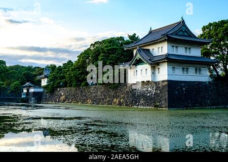 Japanische Schloss über den Burggraben Stockfoto