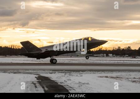 Ein Pilot der 134 Fighter Squadron, Vermont Air National Guard zugeordnet, landet einen F-35 Lightning II Flugzeuge an der Vermont Air National Guard Base, South Burlington, VT, Dez. 5, 2019. Drei neue Flugzeuge aus Fort Worth, Texas ankamen, und sind Teil der insgesamt 20 Flugzeuge an den Vermont Air National Guard zugewiesen, mit der vollen Ergänzung im Sommer 2020 ankommen. (U.S. Air National Guard Foto von Fräulein Julie M. Shea) Stockfoto