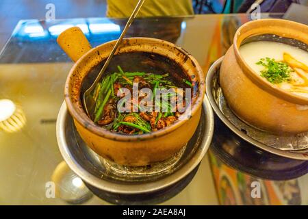 Berühmte Singapore Teller - Frosch und Frühlingszwiebel congee Brei Stockfoto