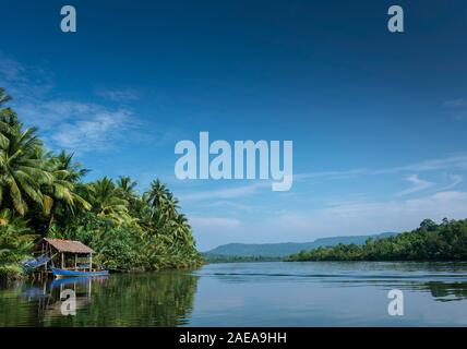 Traditionelle Boot und Jungle Hut auf dem tatai Fluss in den cardamom Berge von Kambodscha Stockfoto