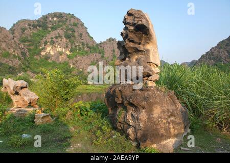 Panoramablick auf Karstformationen in Tam Coc, ein Teil der Trang an Komplex, wurde zum UNESCO-Weltkulturerbe erklärt Natur-und Kulturdenkmal.Ninh Bi Stockfoto