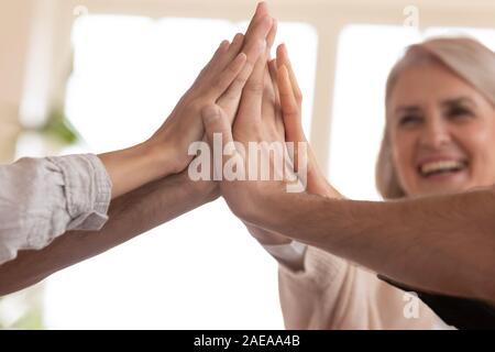 Close up Mitarbeiter hoch fünf Nachdem Sie geschäftliche Entscheidung. Stockfoto