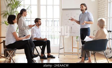 Schwere reifen und jungen Mannschaftskameraden an pädagogischen Workshop im Büro. Stockfoto